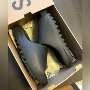 Men’s Yeezy slide’s